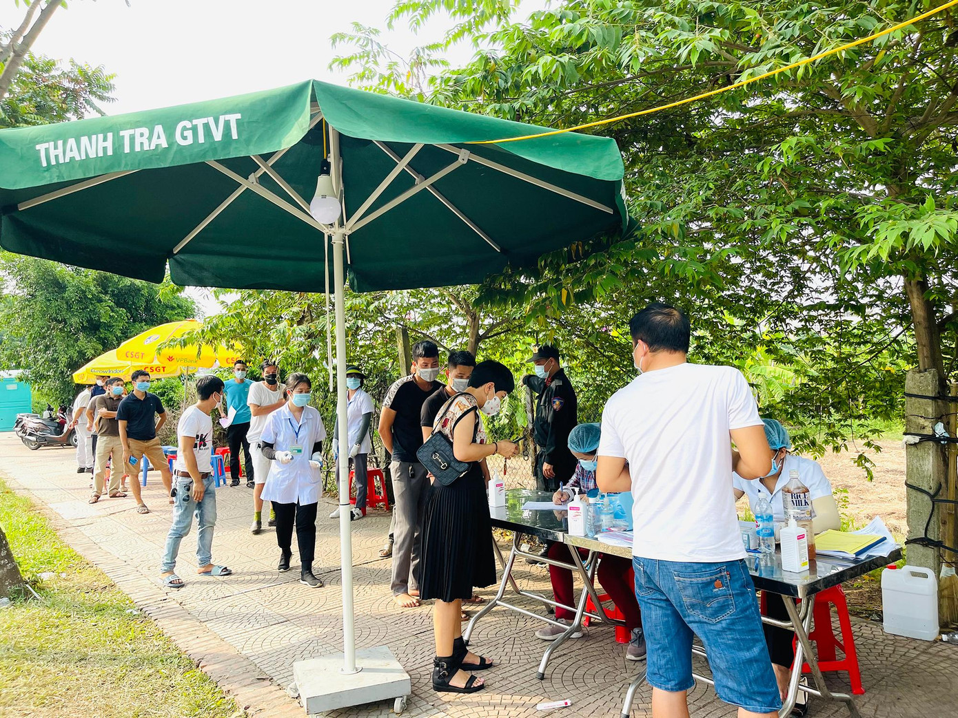 Các lái xe và người đi cùng xếp hàng chờ đến lượt vào khai báo y tế. Các lái xe và người đi cùng xếp hàng chờ đến lượt vào khai báo y tế.