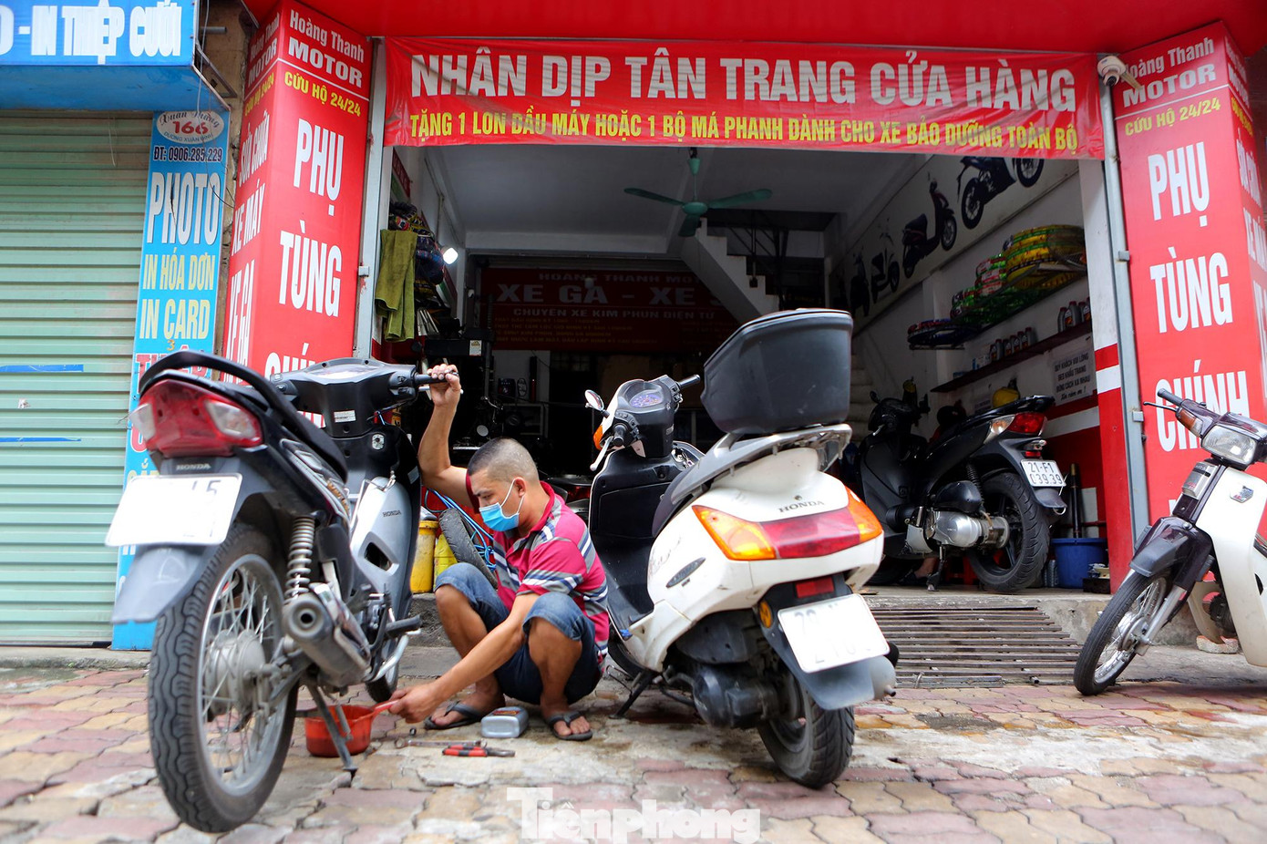 Tối 15/9, Sở Y tế Hà Nội đã công bố chính thức 19 quận, huyện của thành phố được phép nới lỏng một số các hoạt động dịch vụ như: kinh doanh văn phòng phẩm, sách, thiết bị đồ dùng học tập, sửa chữa phương tiện giao thông, đồ điện tử, gia dụng... Từ 12h trưa nay (16/9), các dịch vụ đã mở cửa trở lại phục vụ khách hàng.