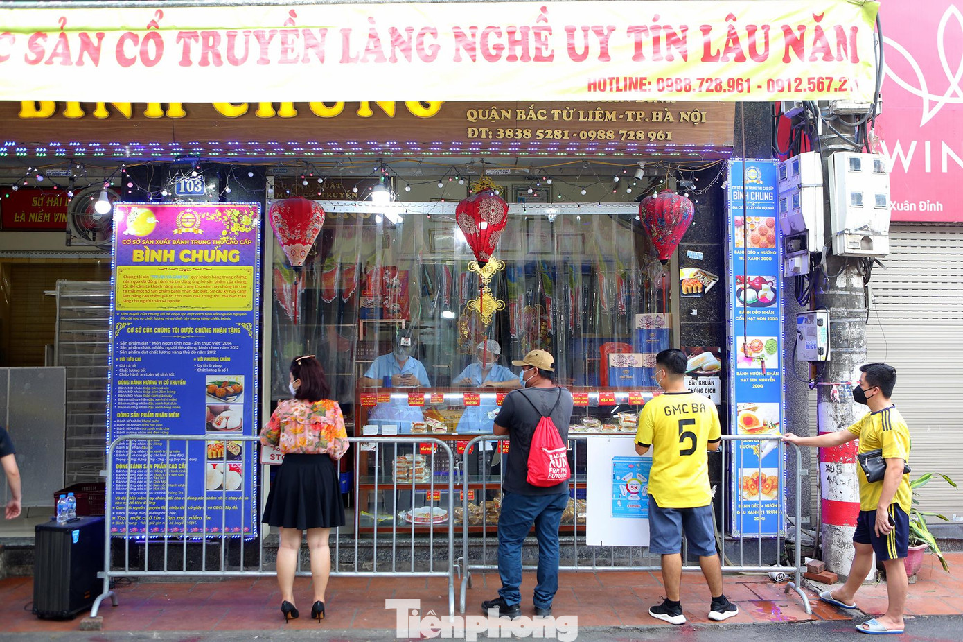 Anh Nguyễn Xuân Long, Bí thư Đảng uỷ phương Xuân Tảo, quận Bắc Từ Liêm chia sẻ: "Trên địa bàn phường có nhiều cơ sở kinh doanh nghề truyền thống, chúng tôi đã quán triệt đến tất cả các hộ kinh doanh phải tuân thủ theo khuyến cáo 5K của Bộ Y tế, thực hiện đầy đủ biện pháp phòng chống dịch, thường xuyên vệ sinh, khử khuẩn tại cơ sở. Cơ sở kinh doanh dịch vụ ăn uống chỉ được phép bán hàng mang về và đóng cửa trước 21 giờ hàng ngày".