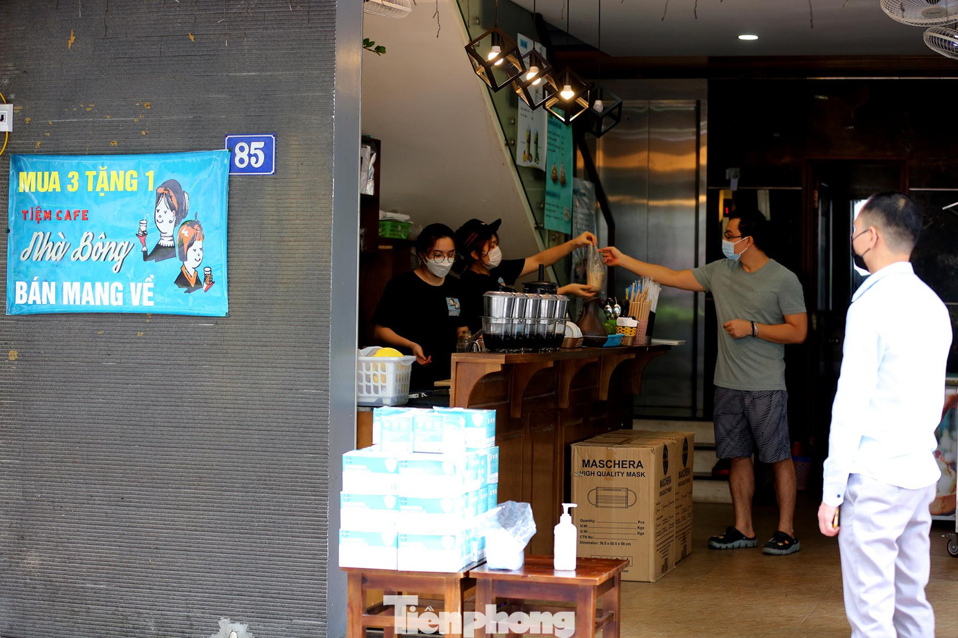 Khách hàng tuân thủ đứng giãn cách, và cửa hàng chỉ phục vụ bán mang về.