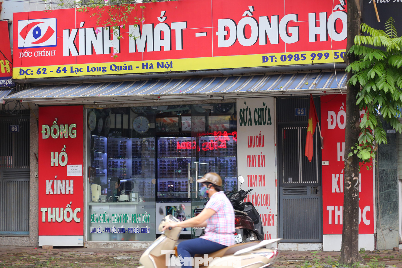 Cũng theo chỉ thị mới của Hà Nôi, người dân ở vùng xanh sẽ được di chuyển, người dân ở vùng đỏ đi xuyên vùng phải có giấy đi đường theo quy định, việc kiểm soát sẽ phải được thực hiện rất chặt chẽ. Tùy thuộc vào tình hình mà các quận, huyện, thị xã sẽ có hướng dẫn cụ thể.