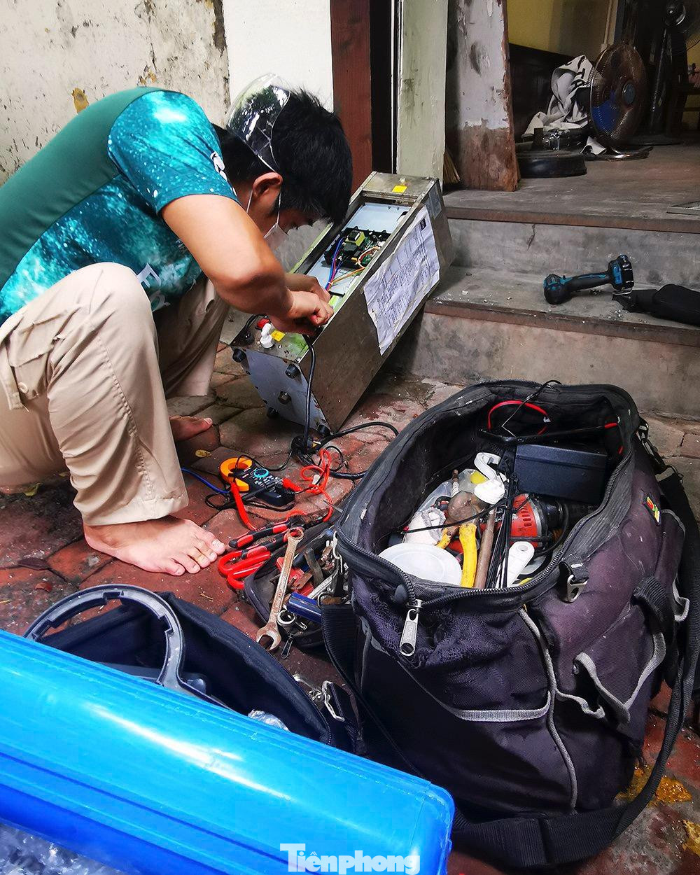 "Sau hơn 2 tháng đóng cửa nghỉ phòng dịch, nay được mở lại thì máy móc hỏng nhiều. Gọi thợ ban đầu cùng khó khăn, sau gọi được thì giá cũng cao hơn trước khoảng 20 đến 40%". Chủ cửa hàng bán đồ ăn uống trên phố Phan Đình Phùng cho biết.