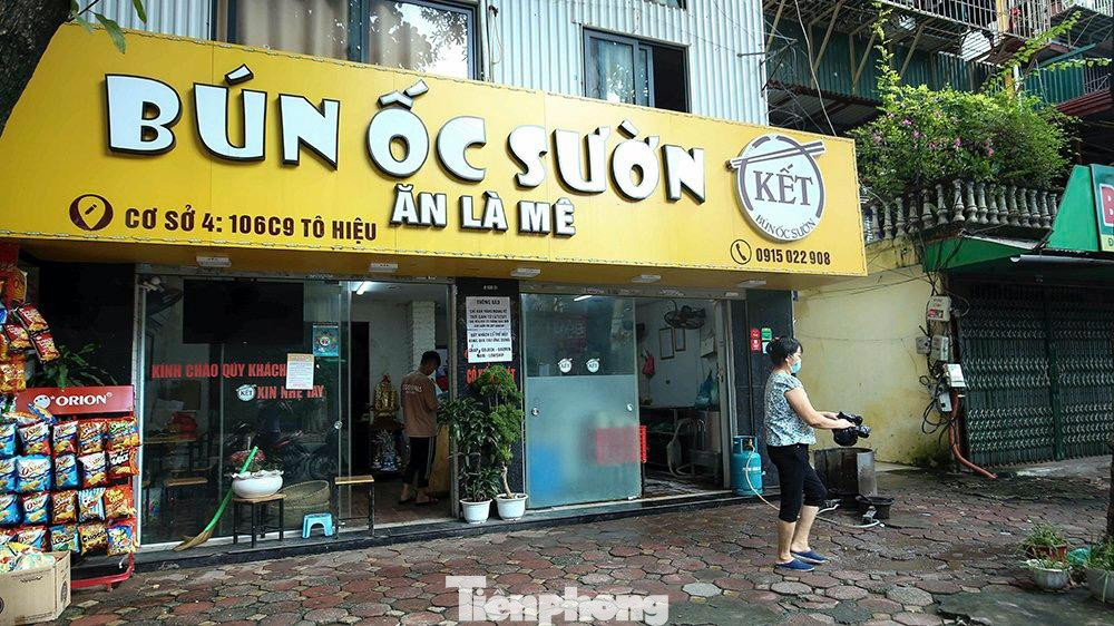 Trưa nay, các hàng quán cũng tất bật mở cửa đón khách mua hàng đem về.