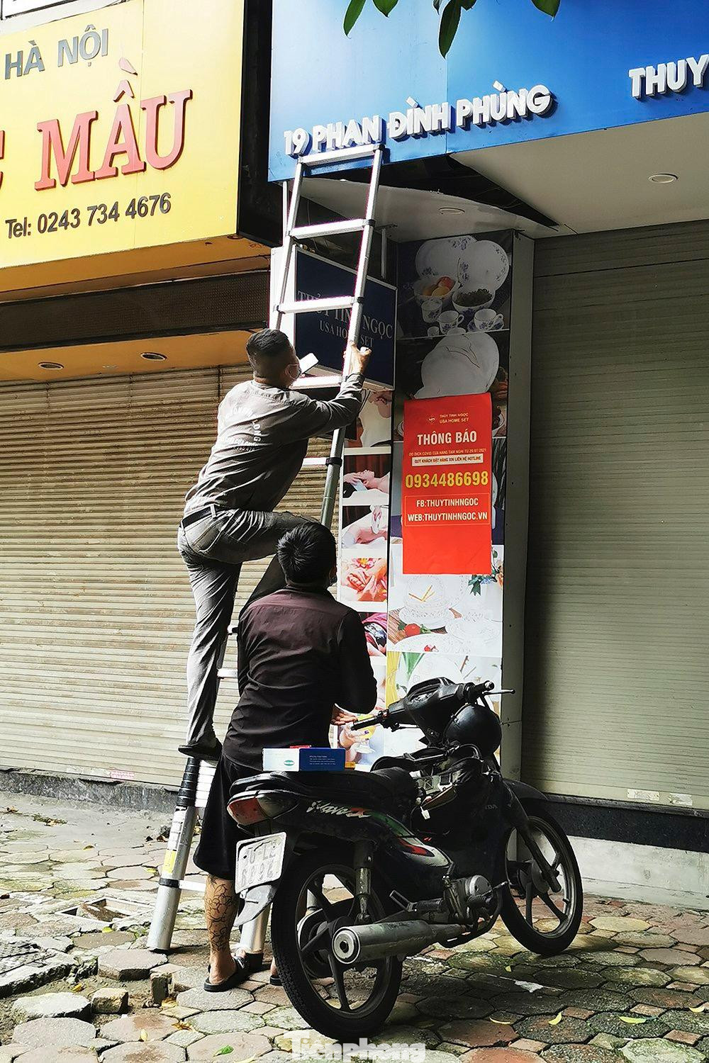 Thợ sửa điều hòa trên đường Phan Đình Phùng (phường Quán Thánh, quận Ba Đình) tất bật công việc sau gần 2 tháng nghỉ phòng, chống dịch.