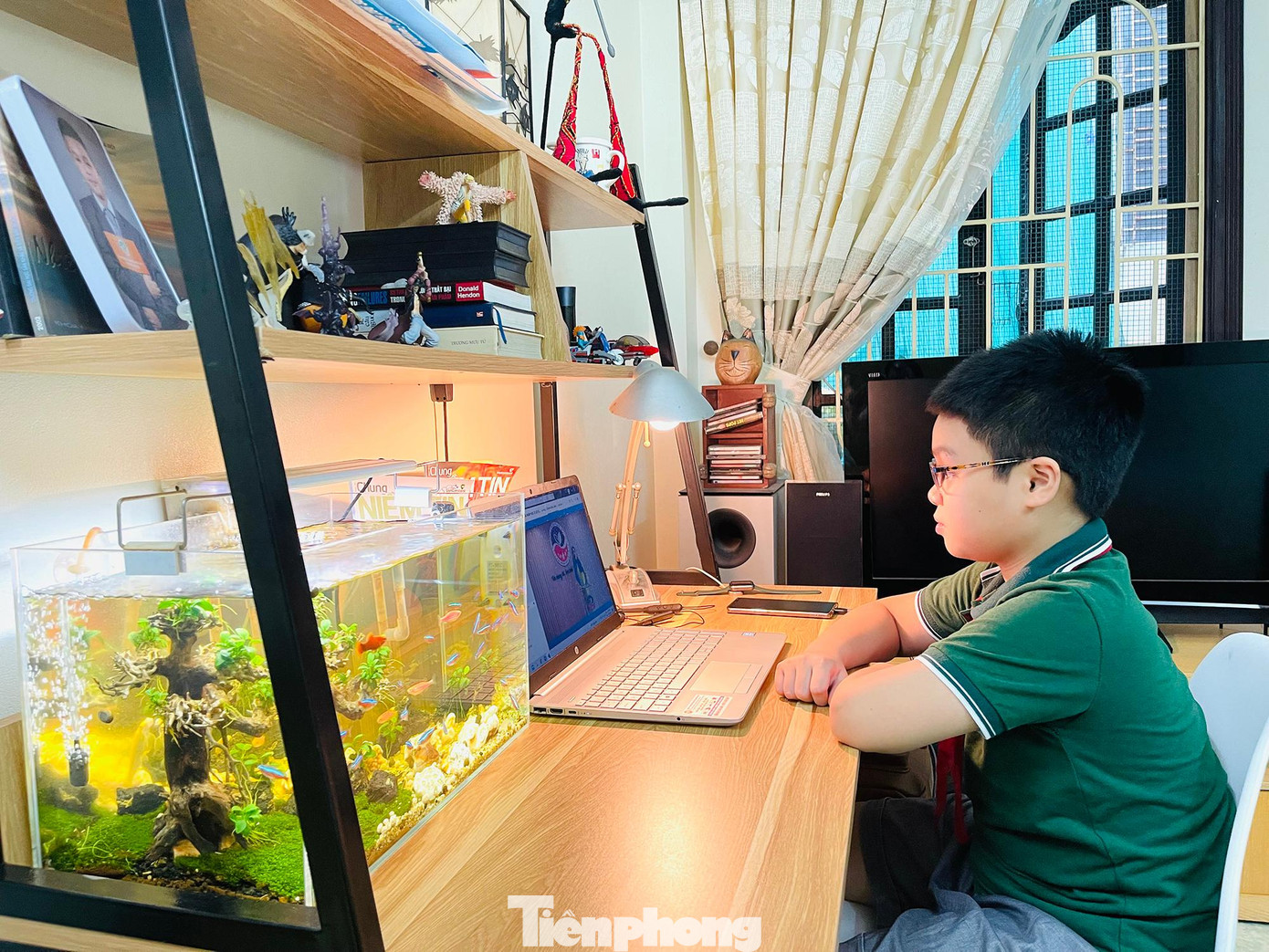 Nguyễn Duy Anh 7A01 trường Ngôi sao Hà Nội dự lễ khai giảng với nỗi nhớ bạn bè và cô giáo chủ nhiệm vì lâu rồi tụi con chỉ được gặp nhau trên các phần mềm trực tuyến.