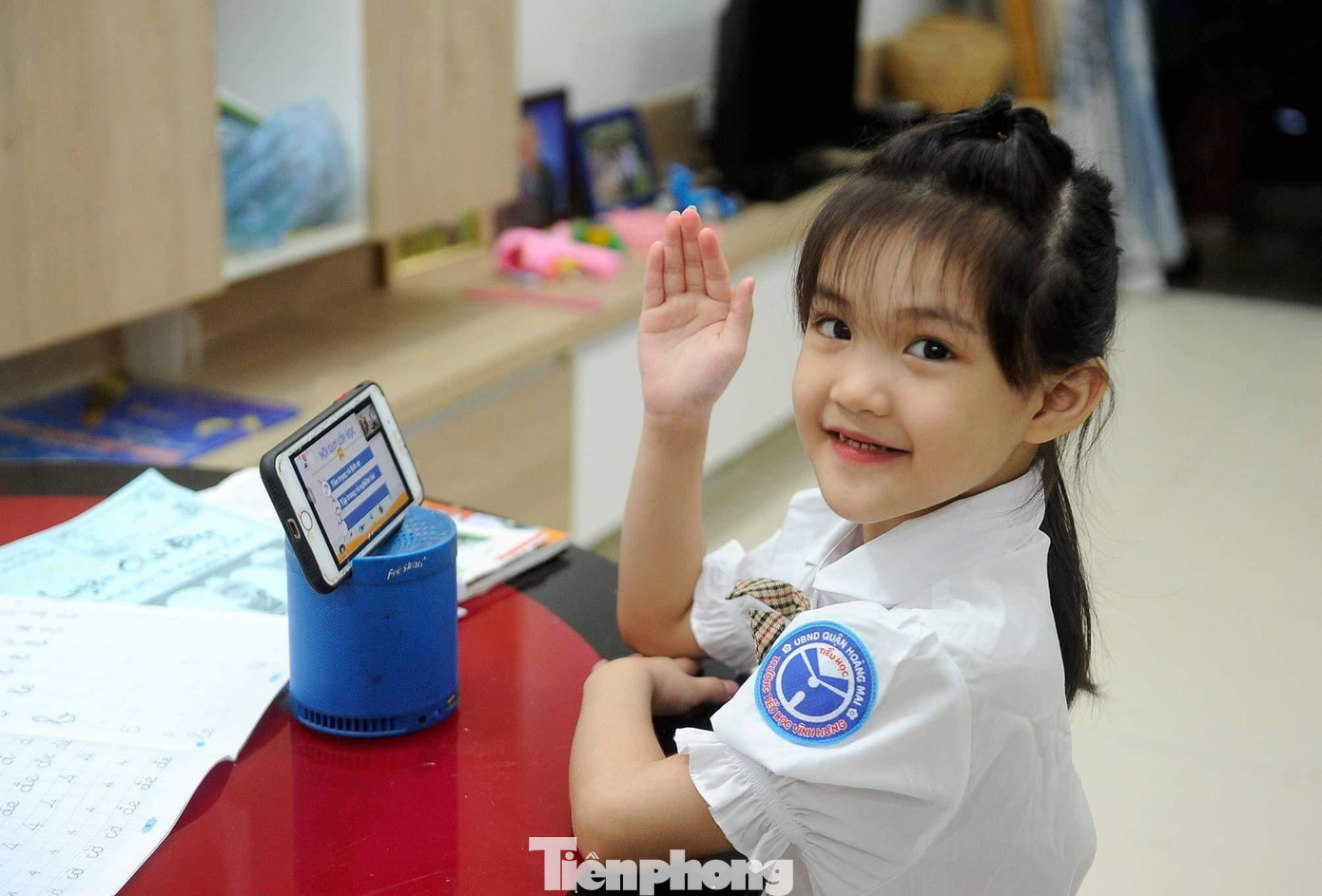 Ngọc Mai lớp 1A11 trường tiểu học Vĩnh Hưng, quận Hoàng Mai khá bỡ ngỡ khi lần đầu được tham gia lễ khai giảng trực tuyến đặc biệt này.