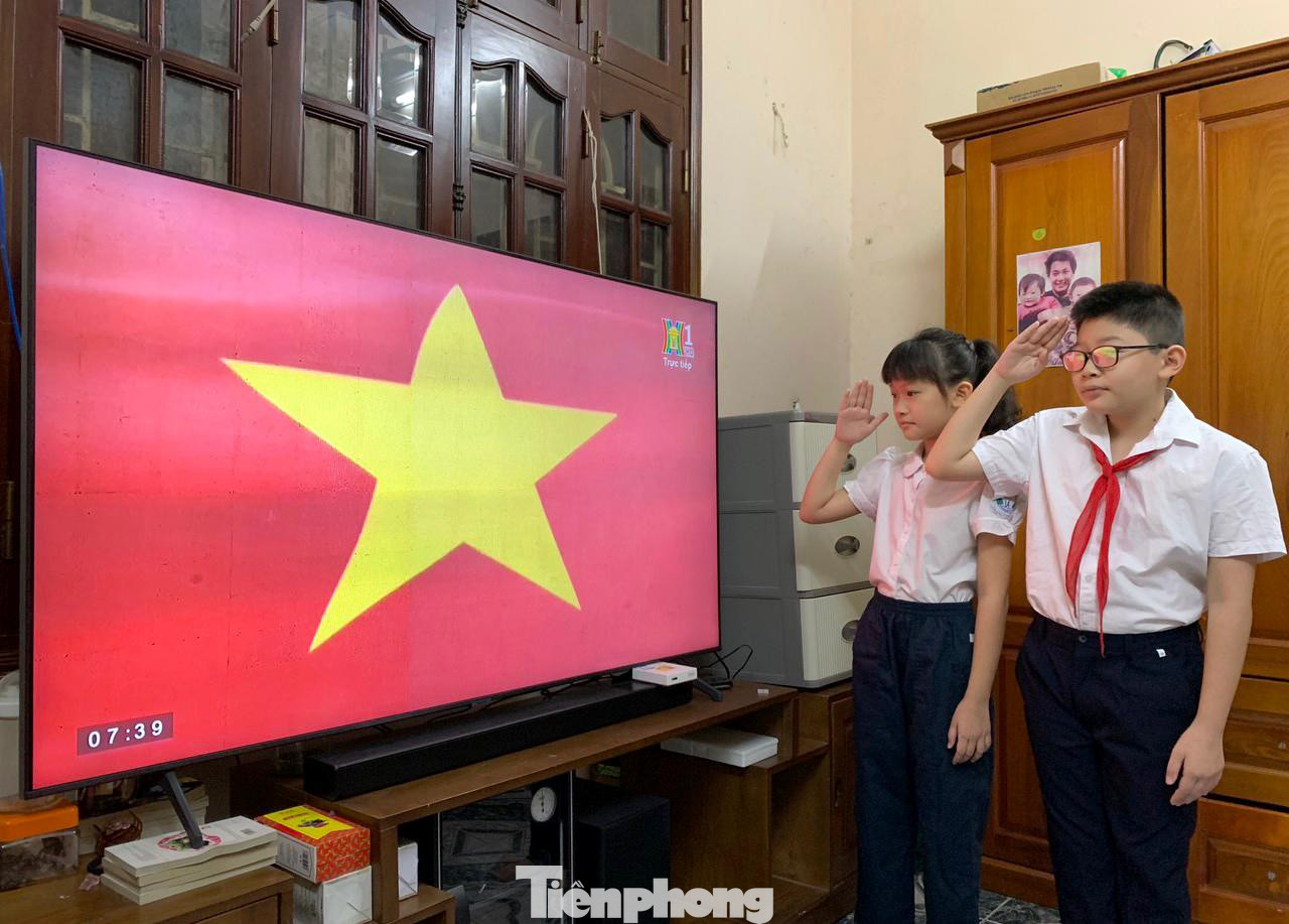 Đúng 7h30 phút, Lễ Khai giảng chính thức bắt đầu với nghi thức lễ chào cờ và hát quốc ca.