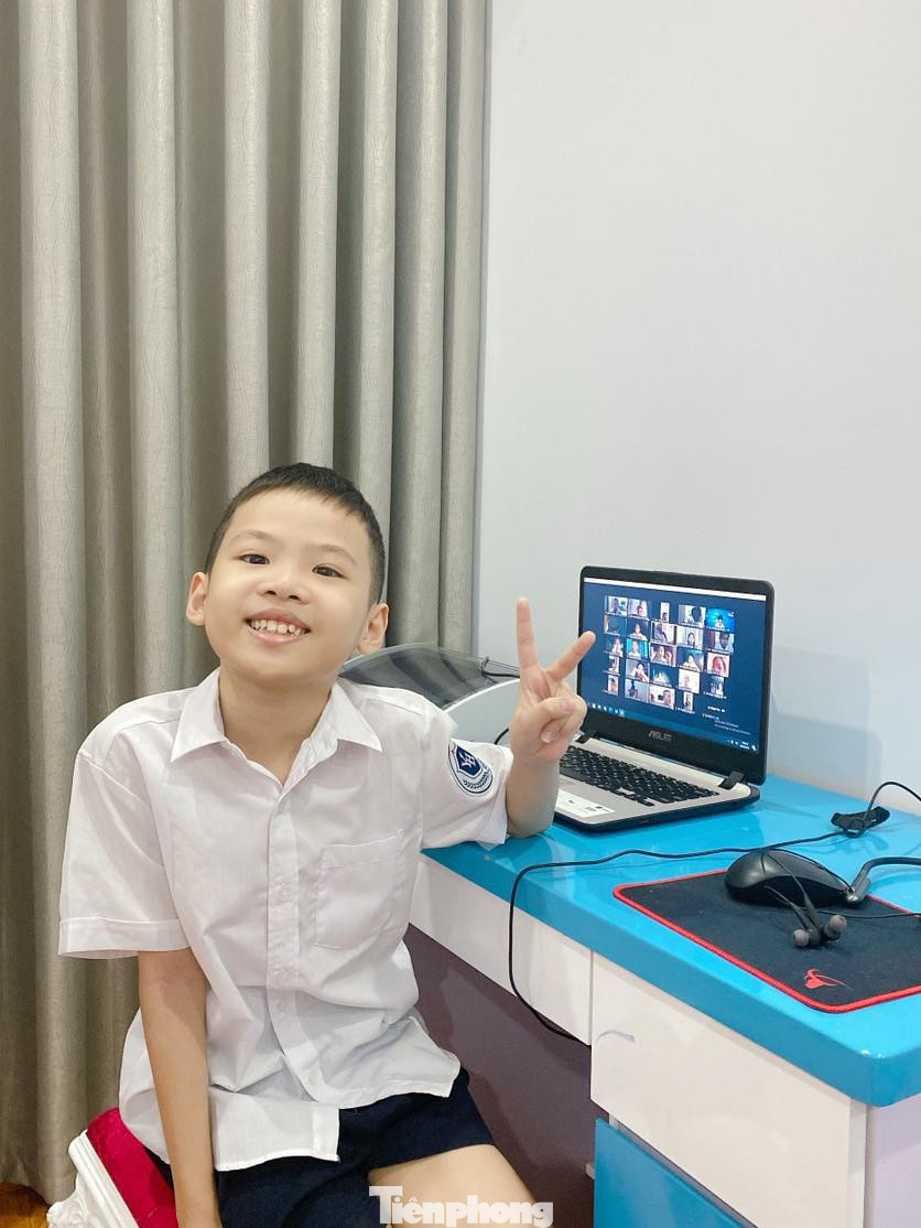 Năm nay là ngày khai giảng đặc biệt nhất trong lịch sử, thầy cô và học sinh chỉ gặp mặt nhau qua màn hình trực tuyến.