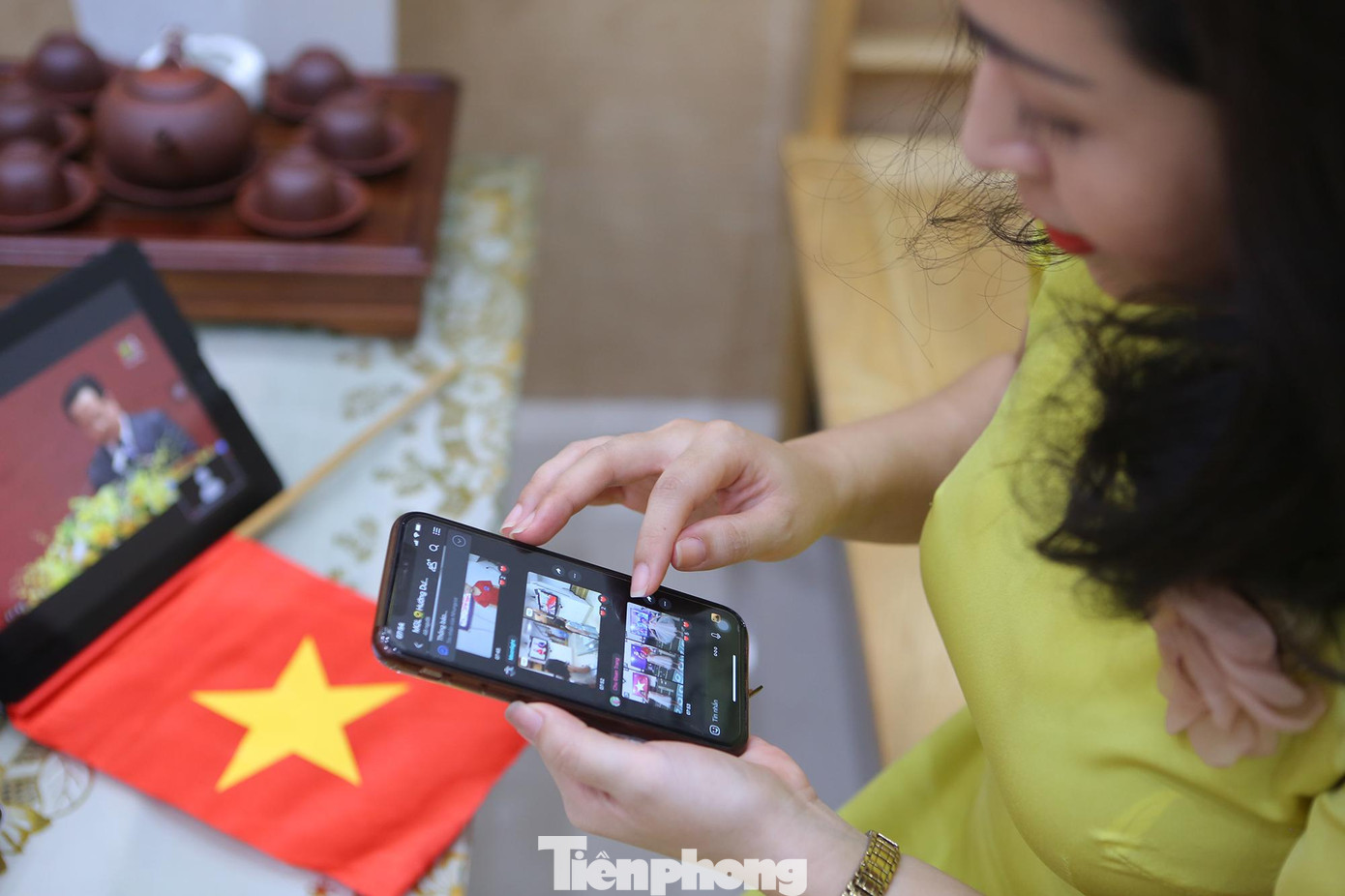 Cô Tuyết Nhung giáo viên mầm non Vân Hồ chia sẻ: &quot;Năm nay nhà trường đã chuẩn bị các clip khung cảnh của trường, giới thiệu các thầy cô để gửi tới group của các phụ huynh lớp. Phụ huynh sẽ chụp ảnh và quay lại clip ghi nhận cảm xúc của các con trong kỳ khai giảng trực tuyến đặc biệt này và gửi lại các cô để làm clip tổng hợp cho lớp&quot;.