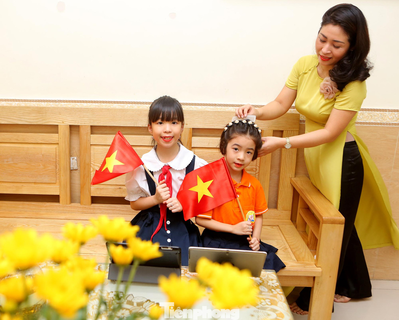 Ngay từ sáng sớm cô Bùi Tuyết Nhung giáo viên lớp mẫu giáo lớn Hướng Dương 2 trường mầm non Vân Hồ đã tất bật chuẩn bị cho 2 con dự lễ khai giảng theo hình thức trực tuyến.