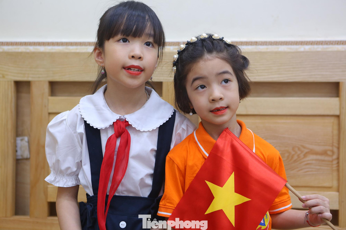 Bạn Phạm Minh Châu lớp 4A11 trường tiểu học Tân Mai và bạn Phạm Nhã Uyên 1A trường tiểu học Tô Hoàng cùng háo hức chào đón năm mới. Với Nhã Uyên năm nay bước vào lớp 1, việc chưa được đến trường, học trực tuyến sẽ có nhiều bỡ ngỡ, khó khăn.