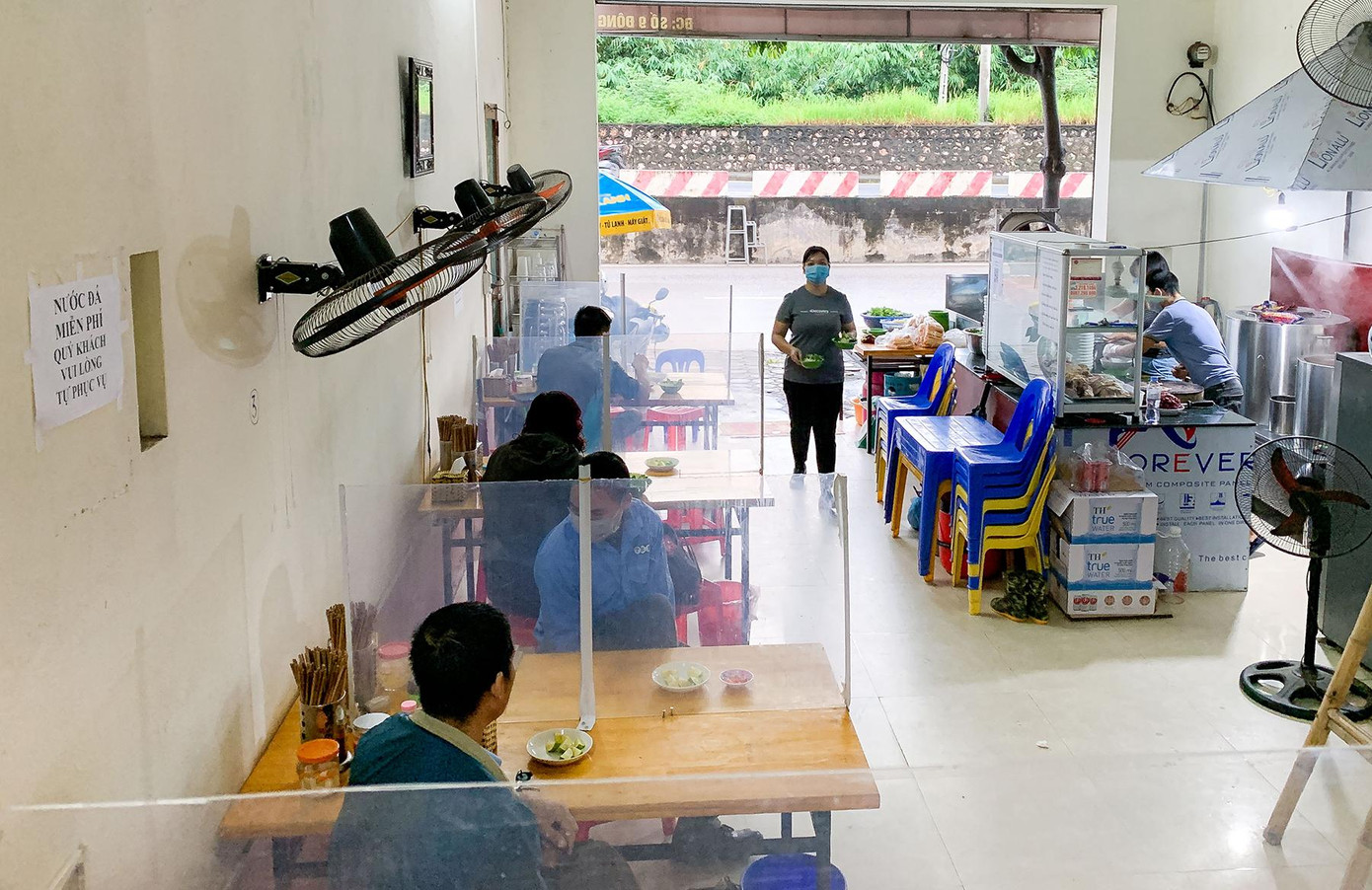 Ngay từ sáng sớm, cửa hàng phở dưới chân cầu Long Biên đã tất bật phục vụ những vị khách đầu tiên sau chuỗi ngày chỉ bán mang về.