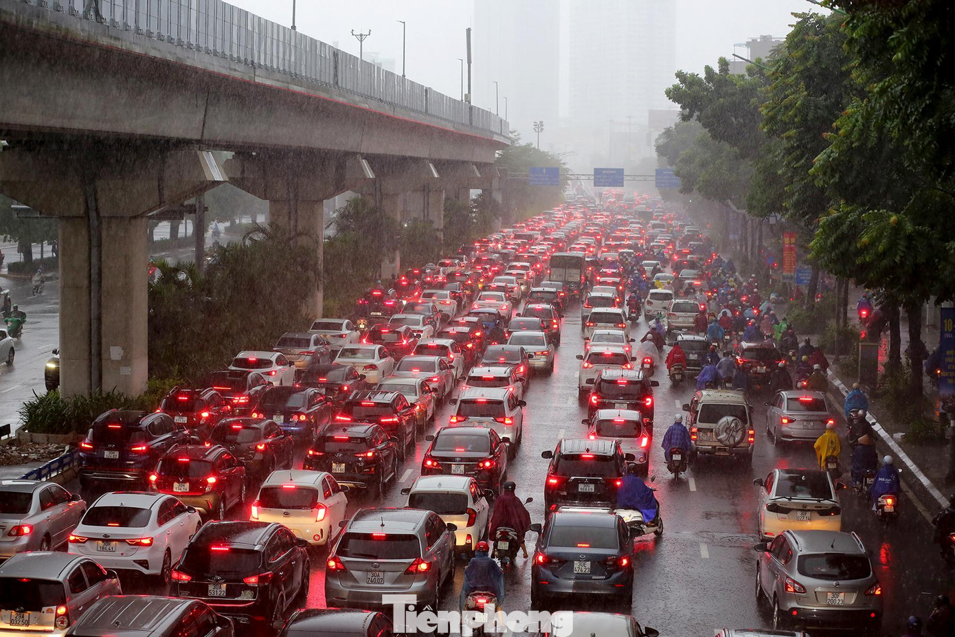 Cơn mưa lớn vào giờ đi làm khiến việc di chuyển của người dân trong giờ cao điểm vô cùng khó khăn. Nhiều con đường, tuyến phố của Hà Nội xảy ra tình trạng kẹt cứng.