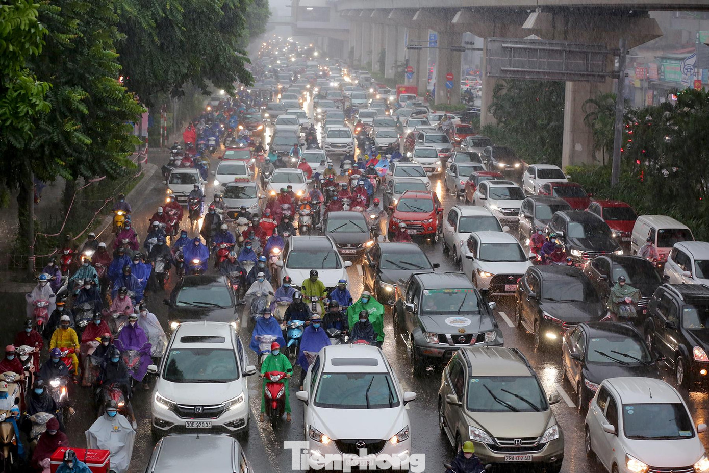 Ảnh hưởng của không khí lạnh kết hợp với hoàn lưu vùng áp thấp suy yếu từ bão số 7 nên hôm nay (11/10), Hà Nội tiếp tục có mưa to đến rất to.