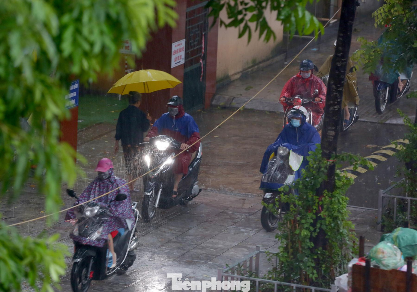 Người dân lao lên vỉa hè để thoát ùn tắc.