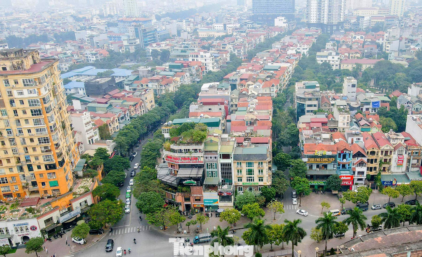 Phố Xuân Quỳnh cũng nằm trên địa bàn quận Cầu Giấy, có điểm bắt đầu từ ngã ba giao cắt phố Vũ Phạm Hàm, đối diện Trung tâm Lưu trữ quốc gia 1 (số 5 Vũ Phạm Hàm).