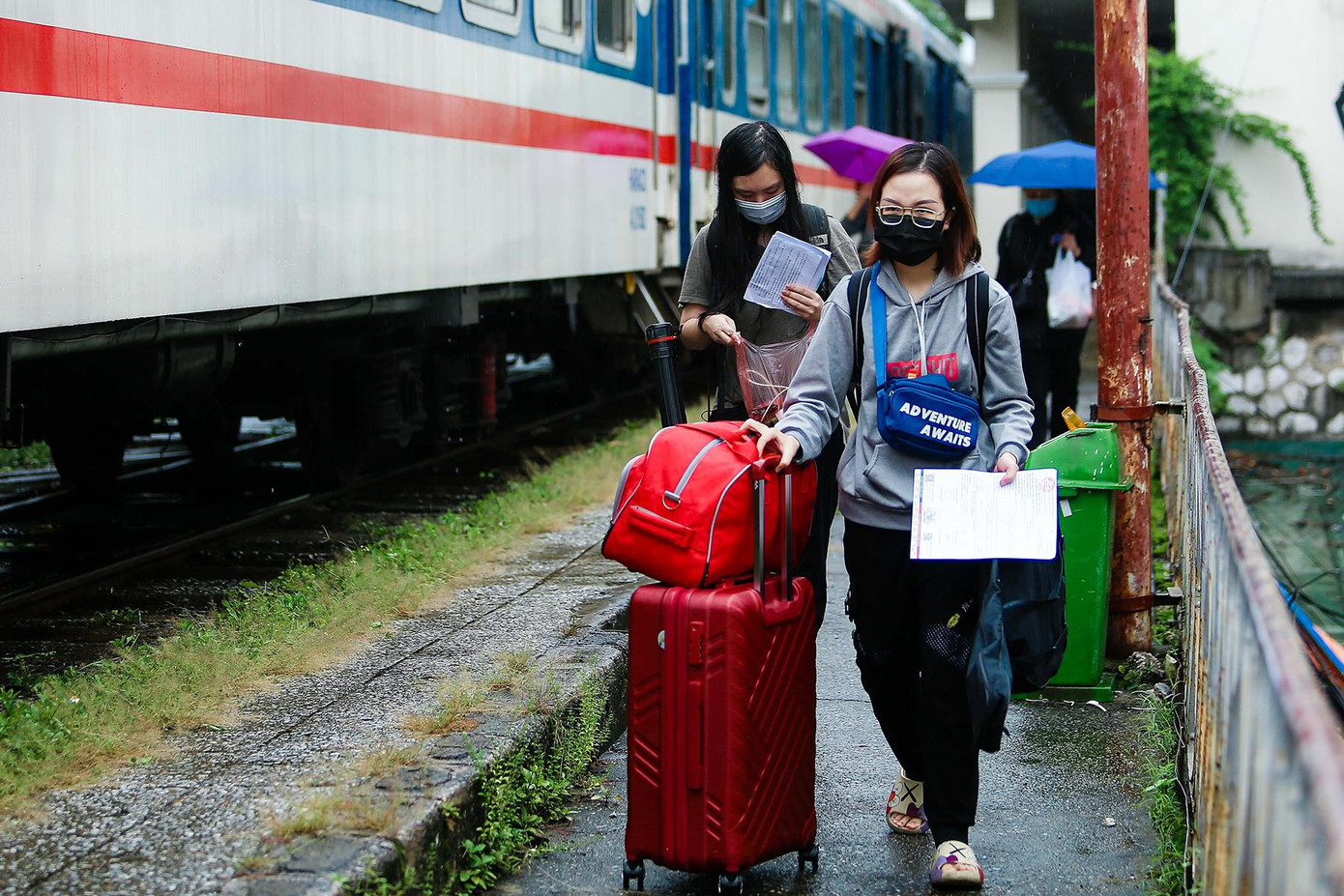 Hành khách lên chuyến tàu LP5 xuất phát tại ga Long Biên lúc 15h30 hôm nay.