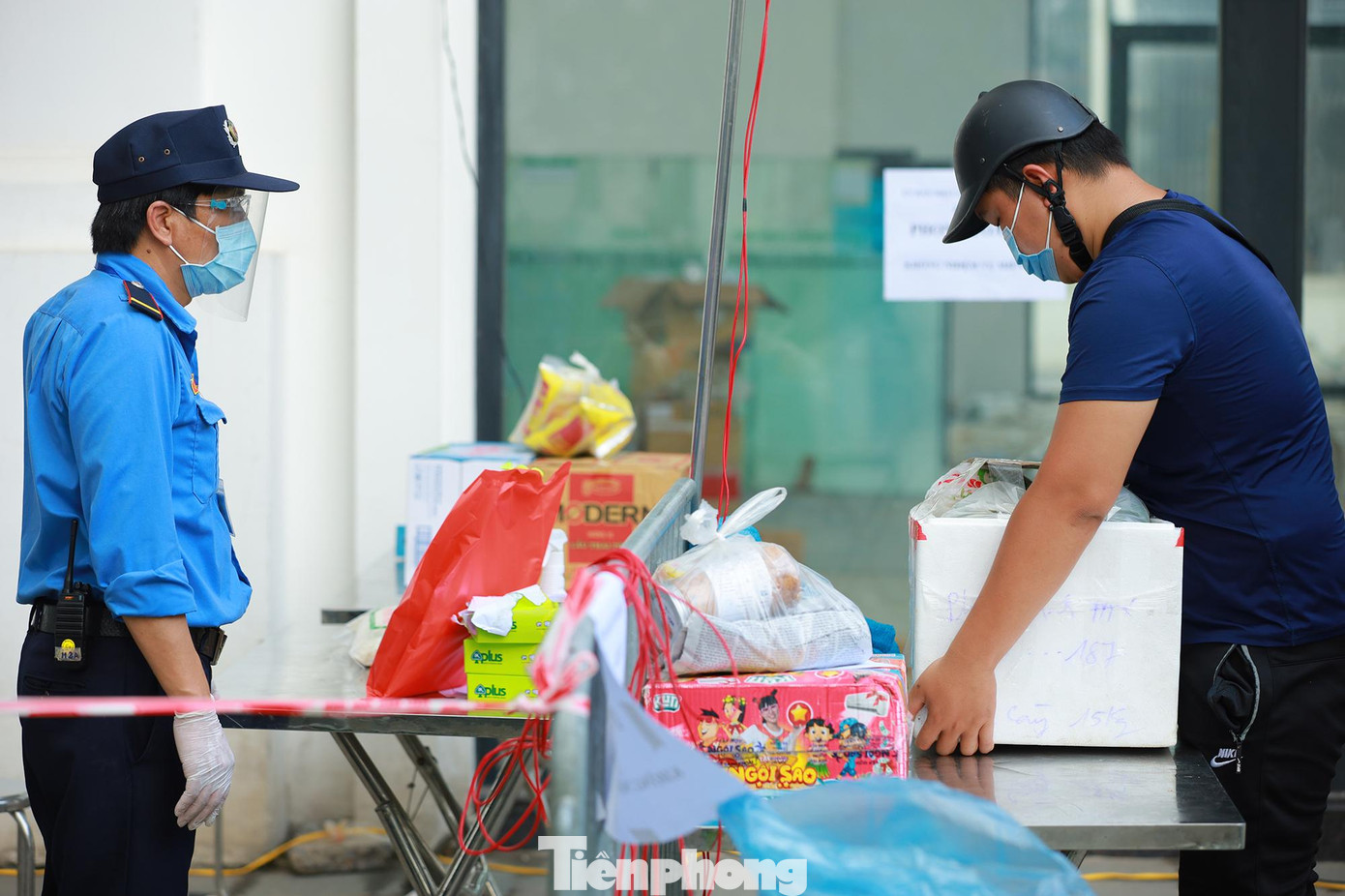 Ngay trong tối 27/5, phường Đại Kim cũng đã bố trí các lực lượng tổ dân phố, dân phòng, phụ nữ… phối hợp hỗ trợ người dân vận chuyển các nhu yếu phẩm để bảo đảm ổn định sinh hoạt hằng ngày của người dân không bị xáo trộn.