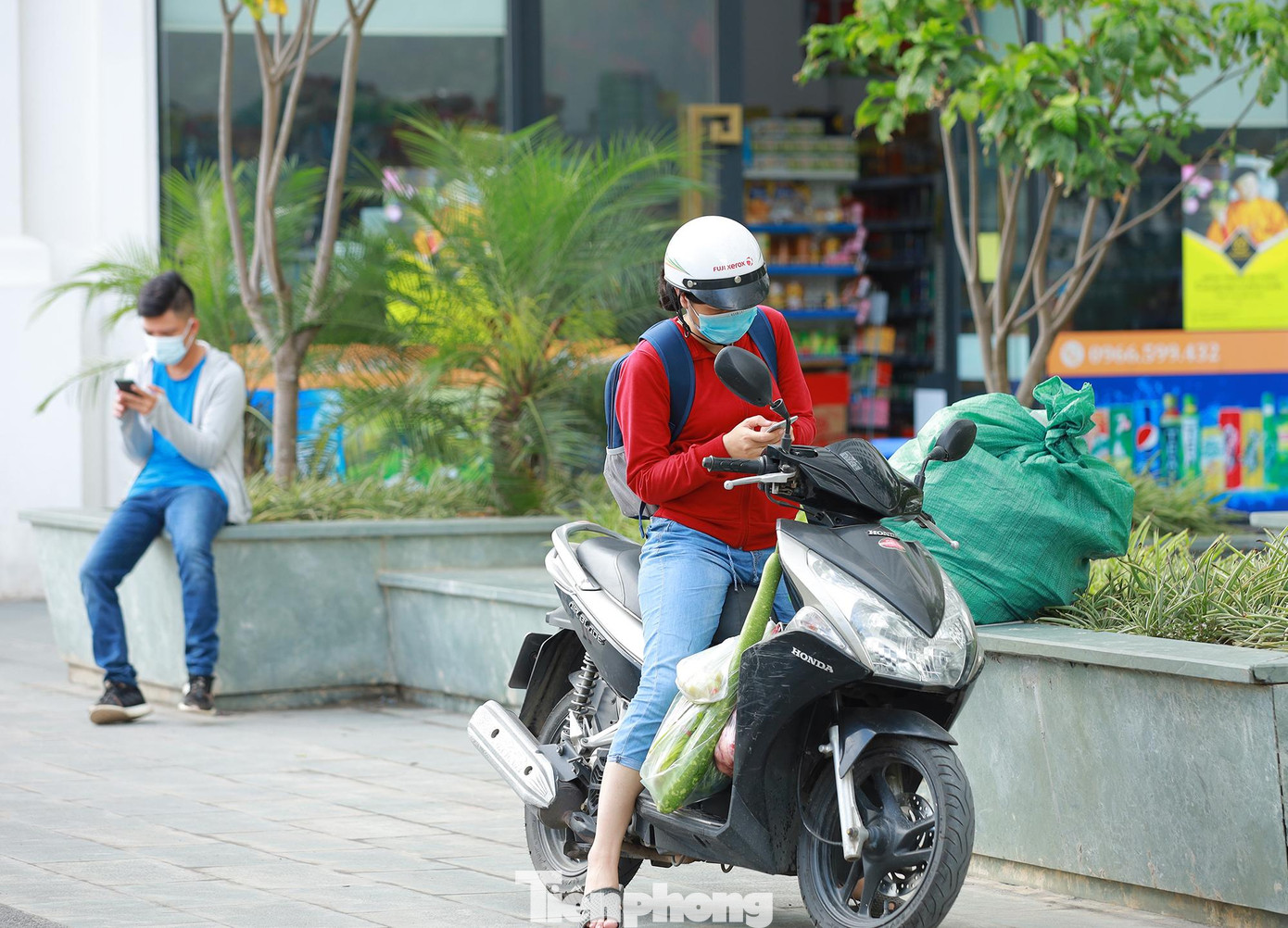 Người thân liên tục vận chuyển thực phẩm rau củ quả đến tiếp tế cho các hộ gia đình trong sáng nay 28/05.