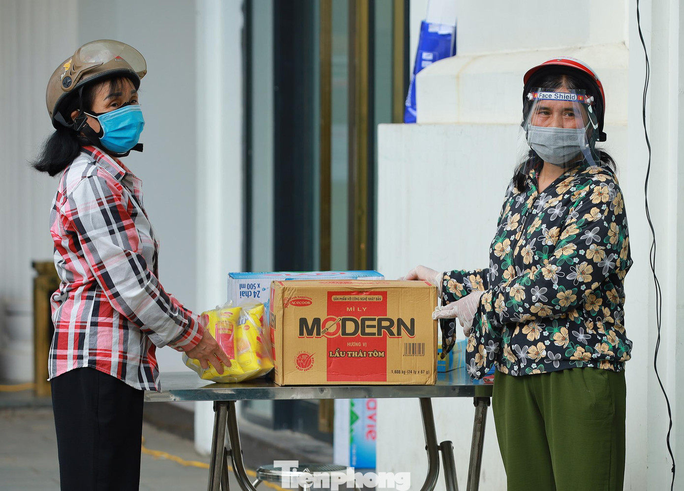 Cùng với đó, UBND phường Đại Kim cũng đã yêu cầu trạm y tế phường phối hợp với công an phường khẩn trương tổ chức truy vết, xác định các trường hợp F1, F2 liên quan đến ca bệnh này để tiến hành lấy mẫu xét nghiệm và cách ly y tế theo quy định.