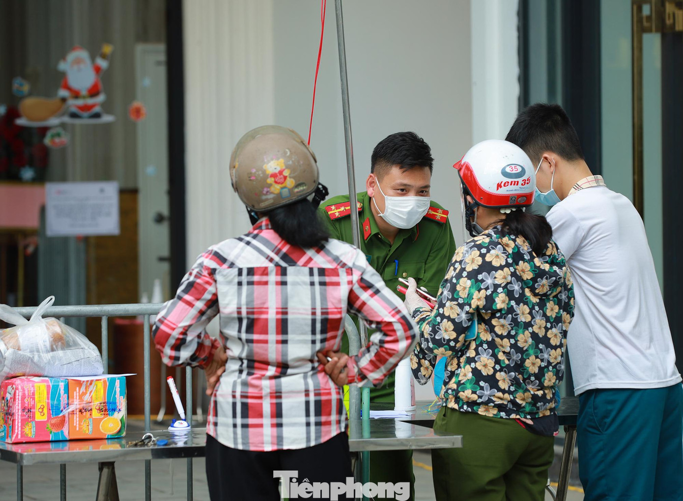 Được biết tòa nhà chung cư HH02A Eco Lake View gồm 32 tầng với khoảng 300 hộ dân, được yêu cầu không ra khỏi nhà từ 18h chiều ngày 27/05 để đợi lực lượng chức năng lập chốt tại chung cư và lấy mẫu xét nghiệm.