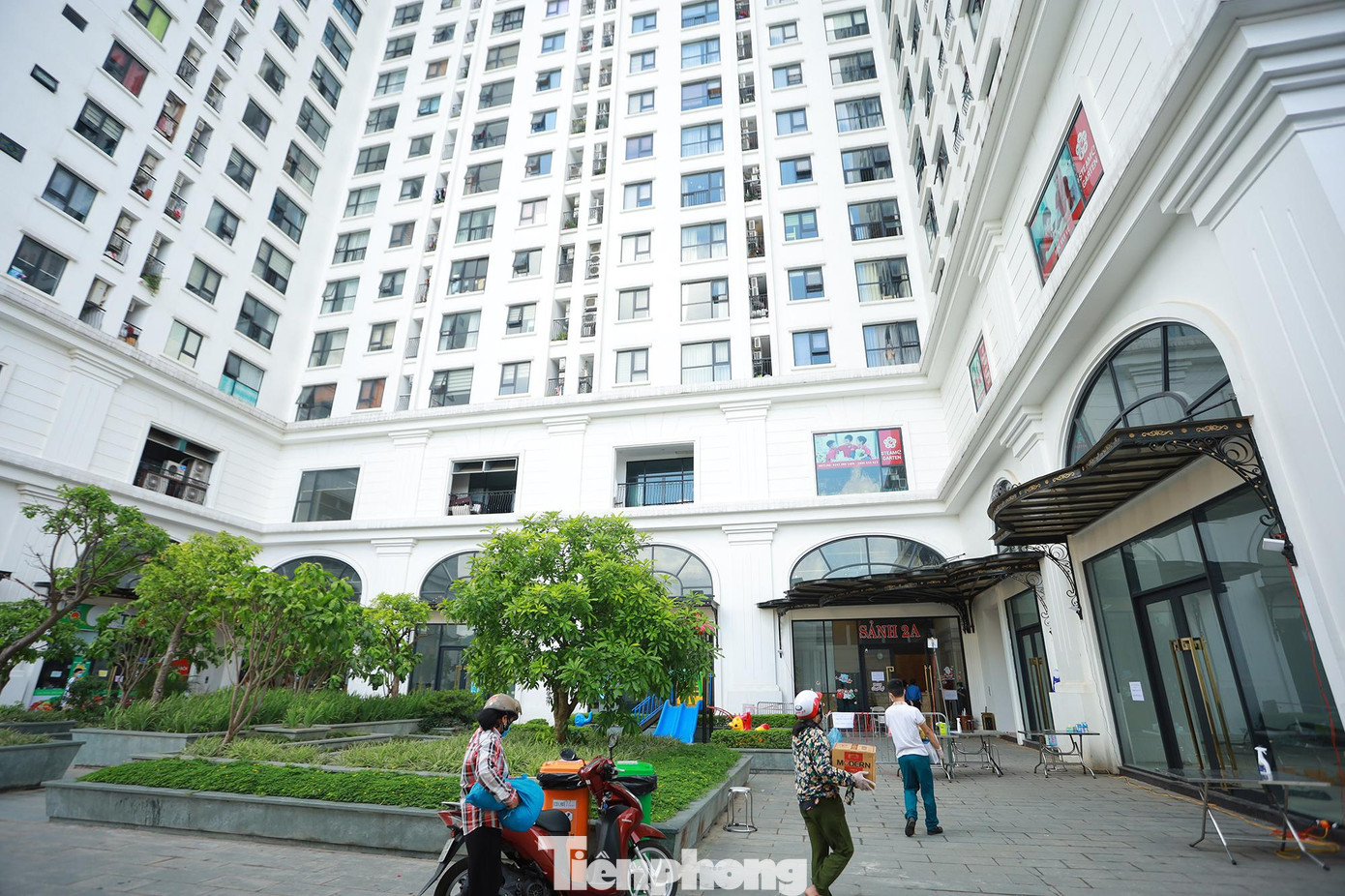 Phó Chủ tịch UBND phường Đại Kim (quận Hoàng Mai) Nguyễn Thị Thái cho biết, vào lúc 18 giờ, ngày 27/5, UBND phường Đại Kim đã phong tỏa tạm thời chung cư HH02A Ecolake View (thuộc tổ dân phố số 32, phường Đại Kim) do có ca dương tính với SARS-CoV-2.