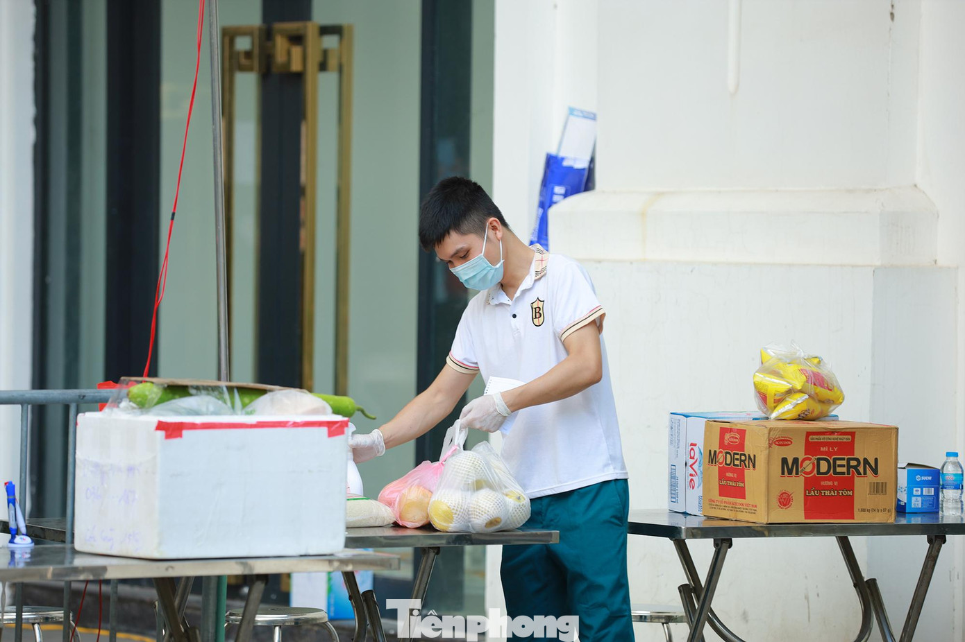 Lực lượng chức năng lập chốt tại chung cư yêu cầu người dân tạm thời "nội bất xuất, ngoại bất nhập".