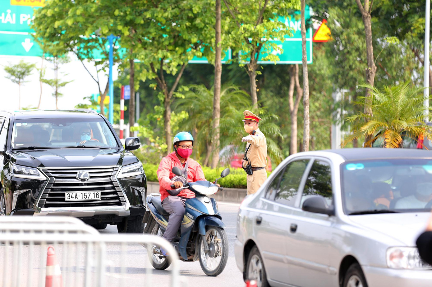 Lực lượng chức năng làm việc tại chốt thực hiện việc ra hiệu lệnh dừng xe, đo thân nhiệt, yêu cầu khai báo y tế, kiểm tra việc chấp hành quy định phòng, chống dịch COVID-19. Lực lượng chức năng làm việc tại chốt thực hiện việc ra hiệu lệnh dừng xe, đo thân nhiệt, yêu cầu khai báo y tế, kiểm tra việc chấp hành quy định phòng, chống dịch COVID-19.