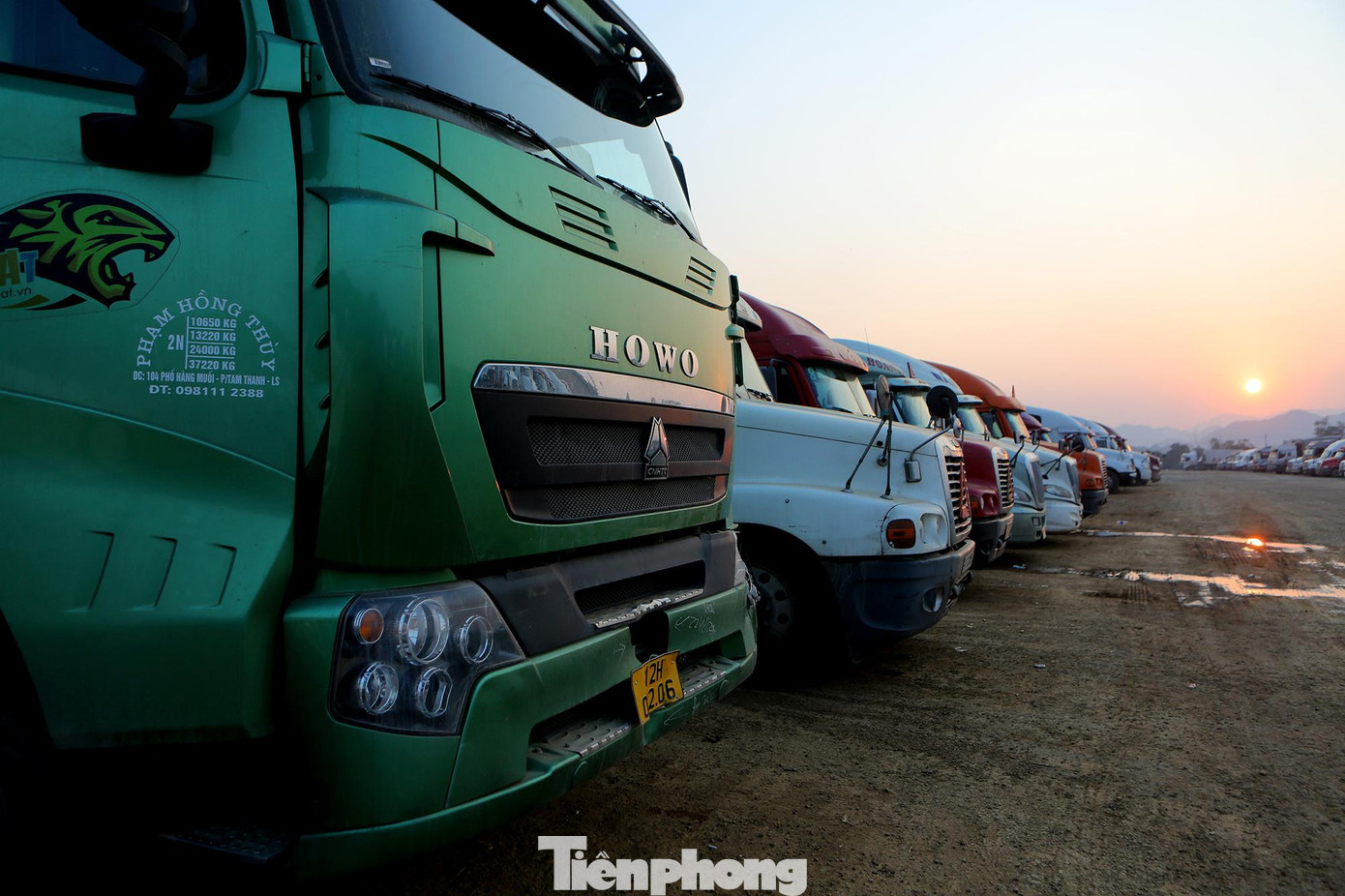 Tại cửa khẩu Tân Thanh, có hàng nghìn xe chở nông sản, chủ yếu là mít, xoài, thanh long, dưa hấu... từ các tỉnh phía Nam ra, đang nằm dài, chen chúc tại bãi xe Bảo Nguyên (bãi chờ xuất khẩu)