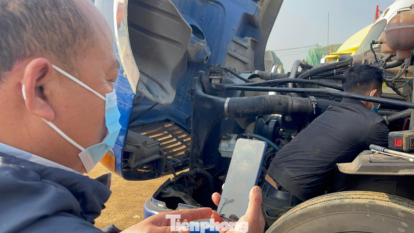 Xe anh Diện chở mít từ Tiền Giang ra được 5 ngày nay, xe hỏng đề và ắc quy. Do là xe hàng đông lạnh nên phải chạy lạnh liên tục, giờ ắc quy đã hỏng và khô nước nên phải tìm cách khắc phục.