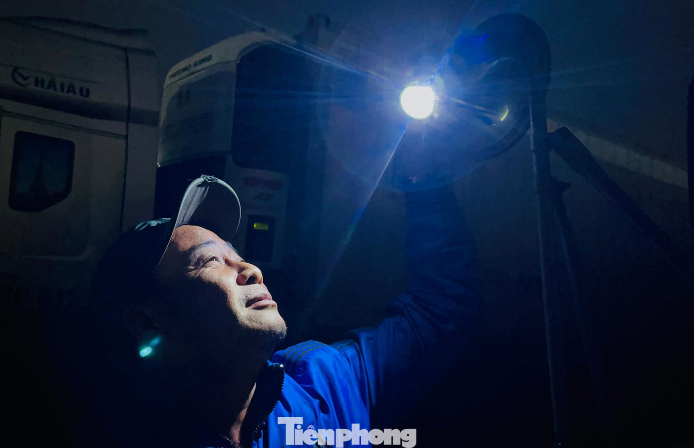 Tại đây không có nước để sinh hoạt, một số người phải mua bình nước 20 lít để lau rửa người, còn một số người đã nhiều ngày chưa được... tắm.