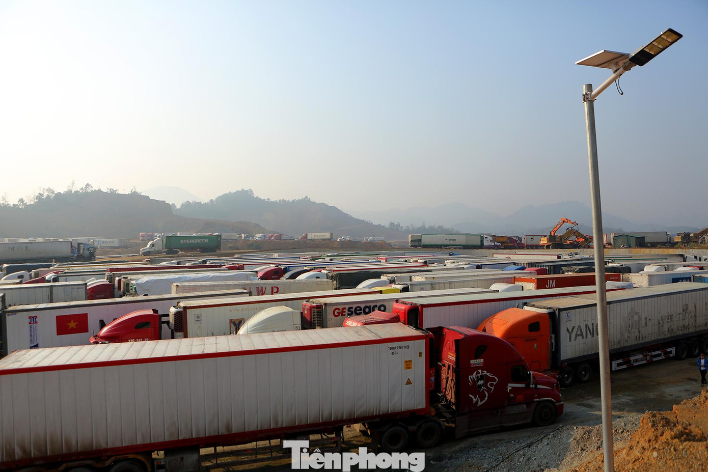 Đa phần các mặt hàng trên xe là nông sản từ các tỉnh như Tiền Giang, Bình Định... chuẩn bị xuất khẩu sang Trung Quốc.