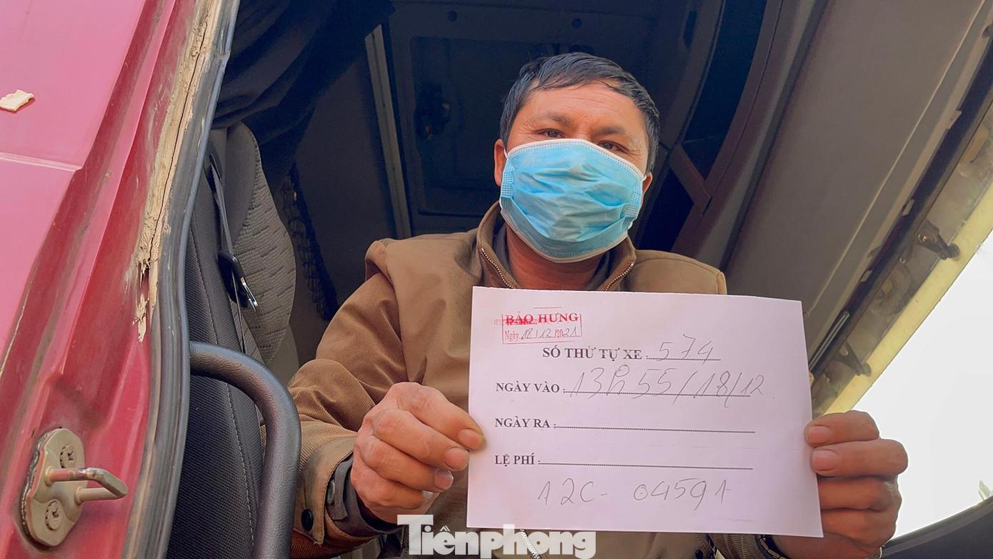 Anh Phạm Văn Hùng đến từ Quảng Bình với tờ biên lai xe vào bãi từ ngày 18/12 nói: "Xe tôi mới vào bãi trung chuyển này được 5 hôm nay, trong bãi còn số lượng xe lớn đã nằm chờ hơn nửa tháng nay, chưa biết bao giờ mới đến lượt xe mình, hàng tôi chở là sầu riêng của Thái nên phải nổ máy liên tục 24/24h, mỗi ngày mỗi đêm mất 100 lít dầu".