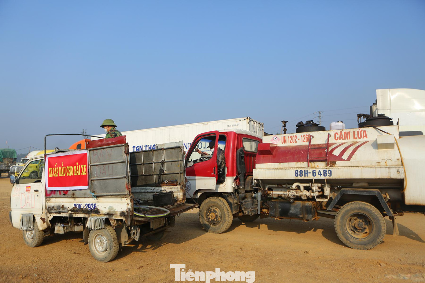 Liên tục những ngày qua các xe cấp dầu cho bãi xe phải hoạt động liên tục.