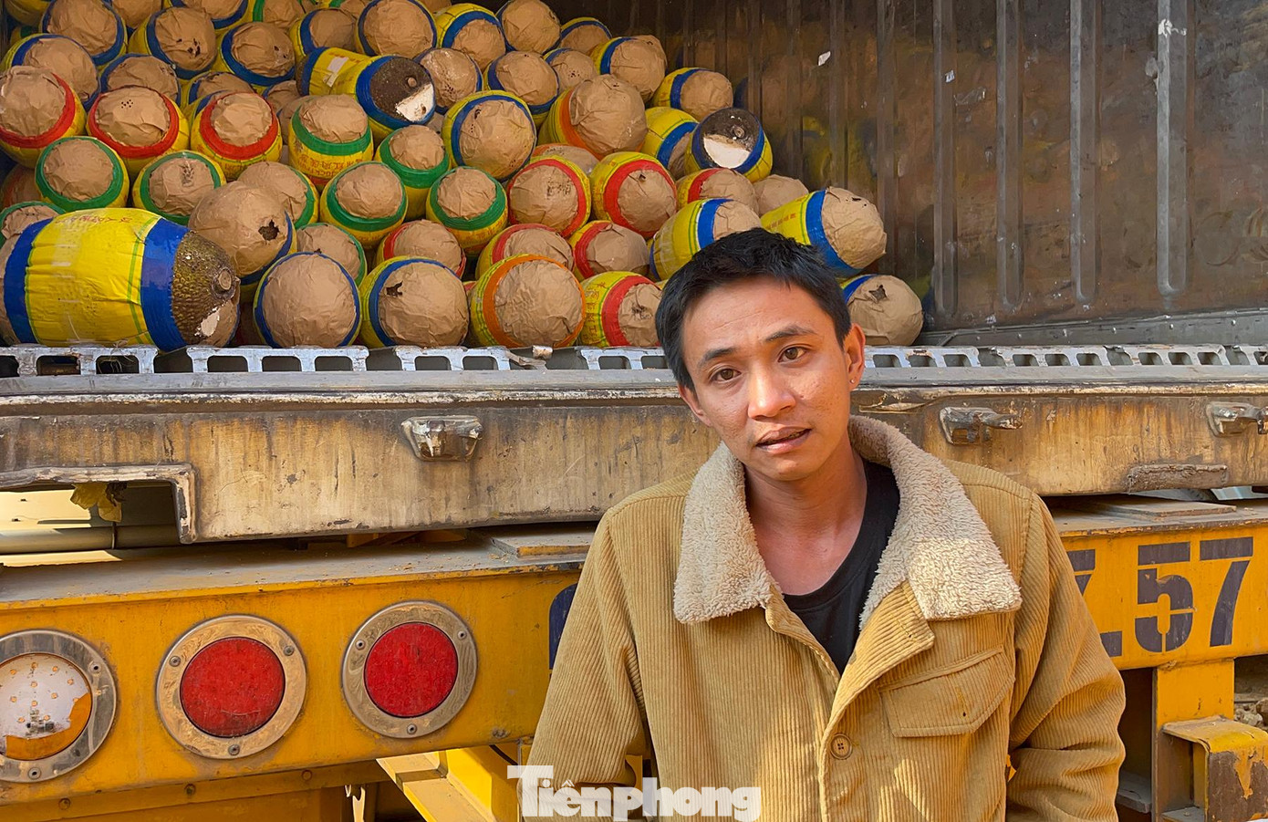 Hàng ngày anh Lê Văn Thiện (lái xe người Tiền Giang) lại mở thùng xe hàng để kiểm tra gần 30 tấn mít của mình. "Tôi đã nằm đây 18 ngày rồi, với tốc độ thế này nhích lên đến cửa khẩu phải thêm gần chục ngày nữa. Tới lúc ấy hàng hóa sợ hỏng hết mất", anh Thiện chua chát nói.