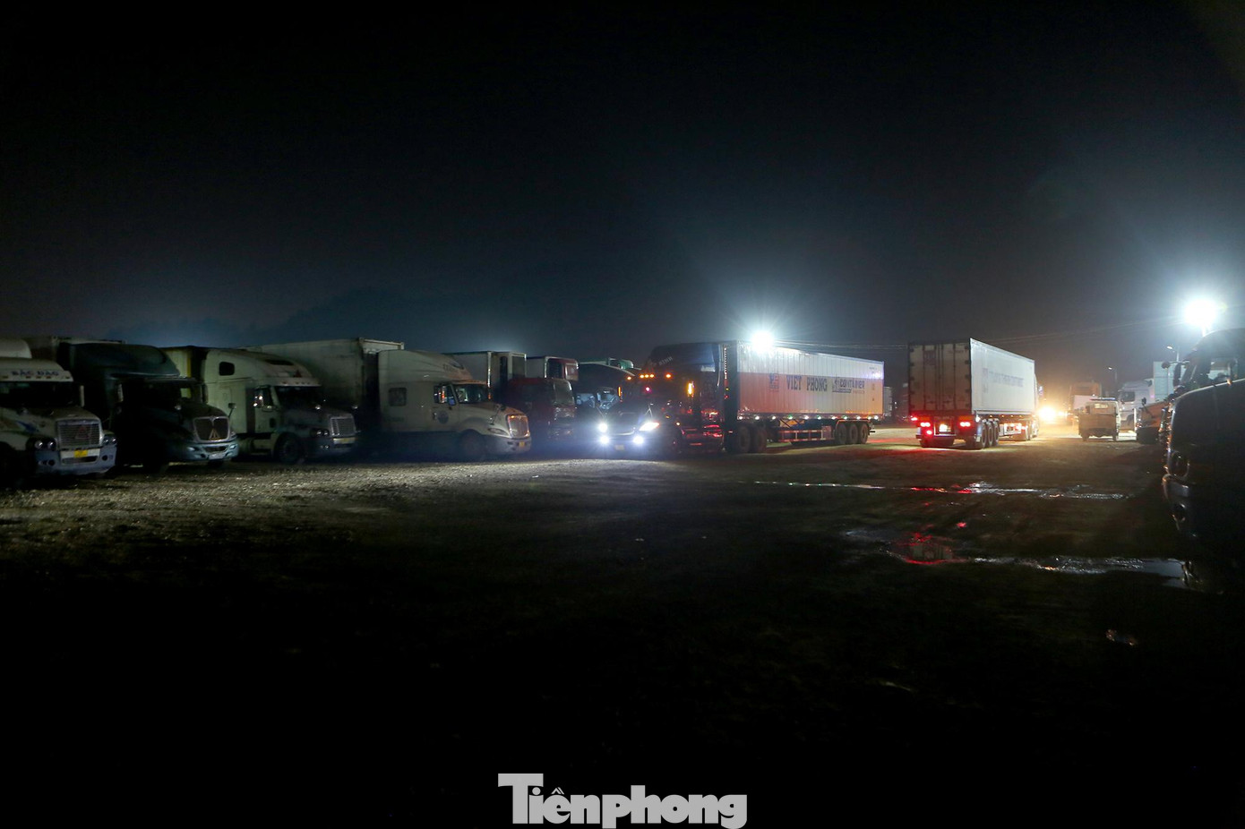 Khuya 23/12, hàng nghìn xe chở nông sản vẫn nối đuôi nhau nằm trong khu bãi chờ để được thông quan xuất hàng sang Trung Quốc.