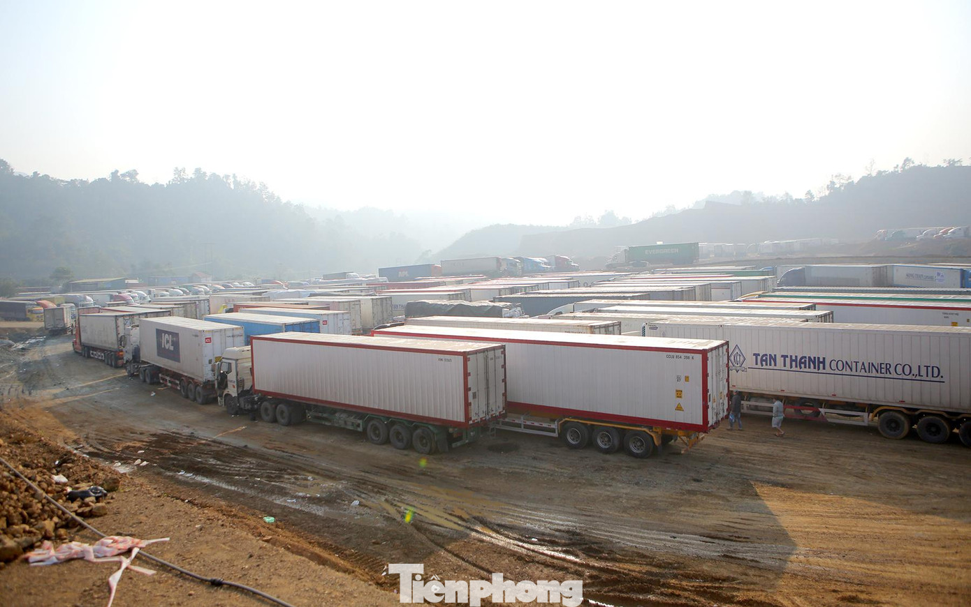 Tính đến sáng ngày 23/12, tại khu phi thuế quan cách cửa khẩu Tân Thanh (Lạng Sơn) chừng 10 km, vẫn còn hàng nghìn xe container nằm im chờ đợi đến lượt thông quan suốt nửa tháng nay.