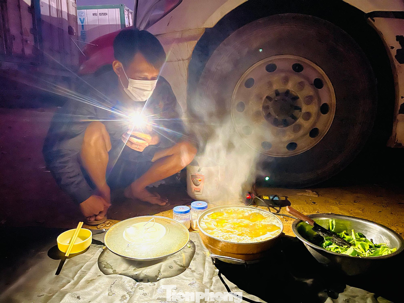 "Thịt mông 120.000/ ký, 140.000/ký thịt ba chỉ, rau bí 30.000/ký... giá cả đắt đỏ thế này chúng tôi sinh hoạt gặp nhiều khó khăn lắm", anh Hậu chạy xe chở sầu riêng từ Long An ra chia sẻ.