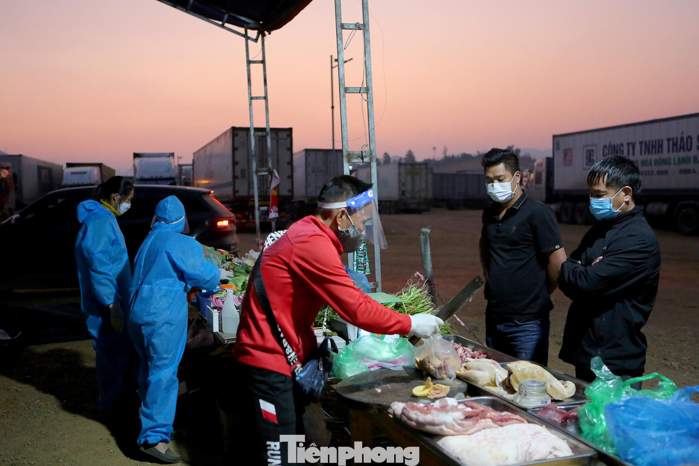 Trong khuôn viên tập kết các xe ở khu phi thuế quan (bãi đất) cách cửa khẩu khoảng 5 km, gian hàng bán đồ thực phẩm được dựng lên để phục vụ nhu cầu của các lái xe.