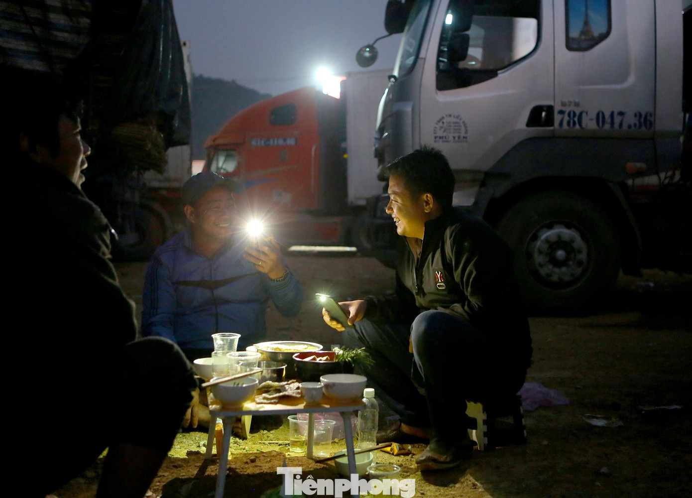 Gần 20 ngày chờ thông quan, chi phí sinh hoạt gần 1 triệu đồng/ngày, anh em tài xế phải tự nấu ăn để "bớt được đồng này hay đồng đấy".