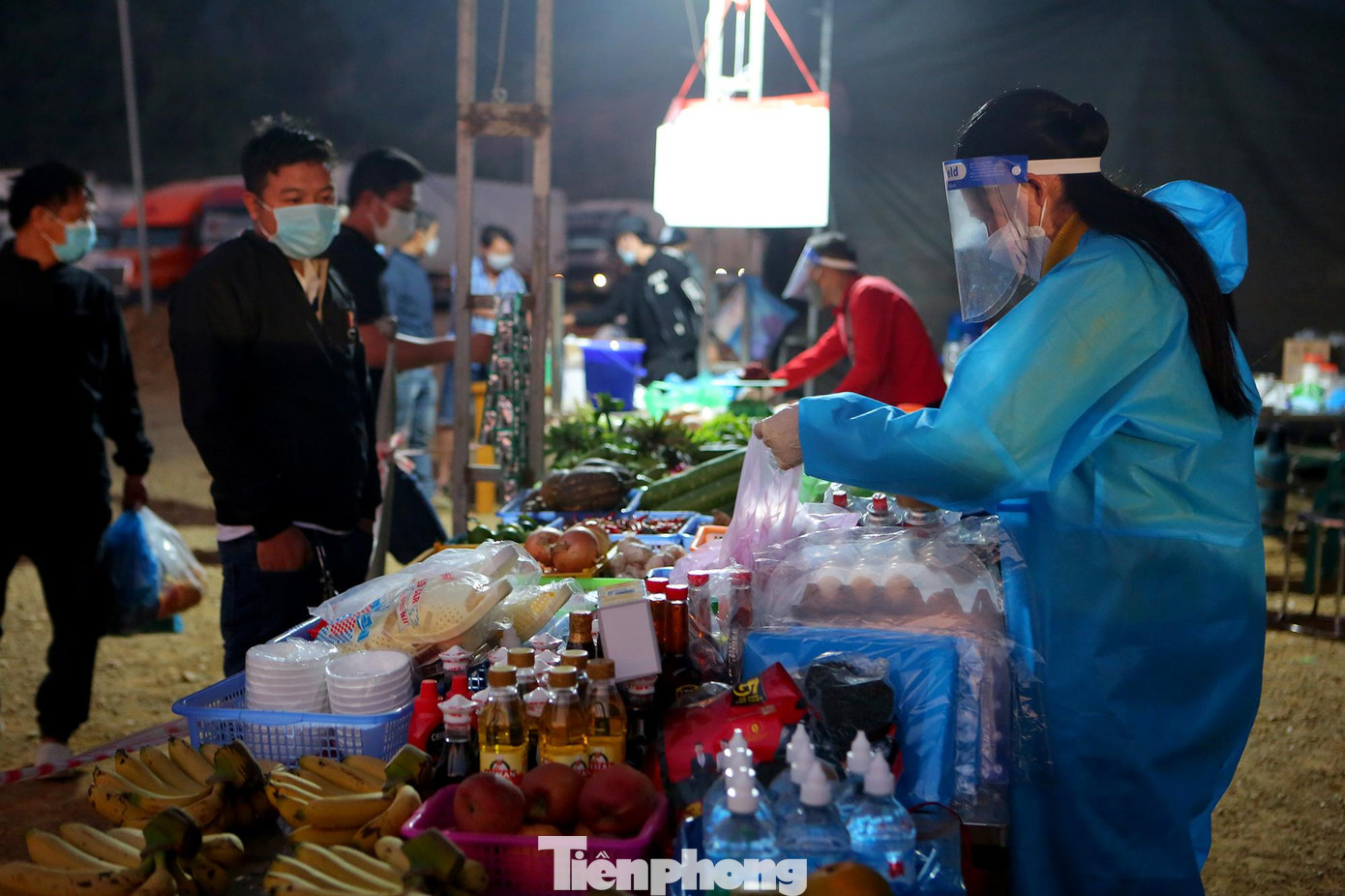 Các mặt hàng tại đây khá đa dạng nhưng giá cao hơn so với ngoài chợ.