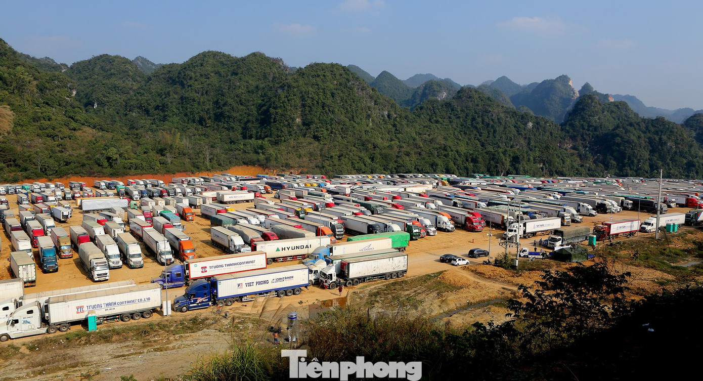 Nhiều ngày qua, hàng nghìn xe chở hàng vẫn nối đuôi nhau chờ vào bến xe Tân Thanh - điểm tập kết hàng hóa chờ thông quan sang Trung Quốc. Dọc quốc lộ 1A từ TP Lạng Sơn lên các cửa khẩu Tân Thanh, Hữu Nghị, Chi Ma (huyện Đồng Đăng) có nhiều điểm tập kết, trung chuyển xe container chở nông sản.