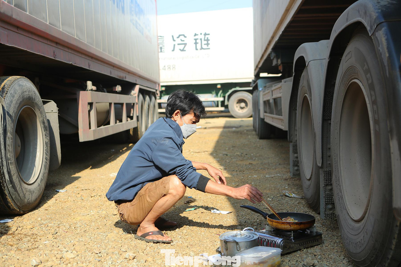 Nhiều tài xế đứng ngồi không yên vì hàng hóa vẫn chưa biết bao giờ mới được xuất đi. Họ vẫn tranh thủ nấu ăn tại chỗ chờ đến ngày được thông quan.