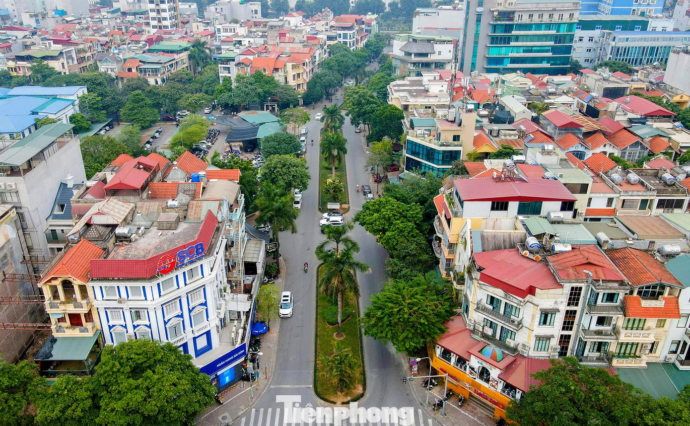 HĐND TP Hà Nội quyết định vị trí phố Lưu Quang Vũ nằm trên địa bàn quận Cầu Giấy từ ngã ba giao cắt đường Nguyễn Khang tại số nhà 69 đến ngã ba giao cắt ngõ 22 Trung Kính, đối diện Trường THCS Yên Hòa. Chiều dài phố là 430m, rộng 17,5-26m (lòng đường 7,3-13m, vỉa hè mỗi bên từ 5-6,5m).