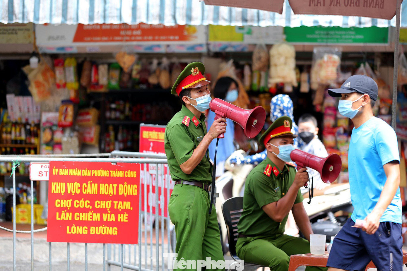 Xung quanh khu vực chợ chính hàng loạt biển báo, rào chắn thông báo dừng hoạt động chợ cóc, chợ tạm lấn chiếm vỉa hè nhưng khách vẫn ùn ùn kéo đến.