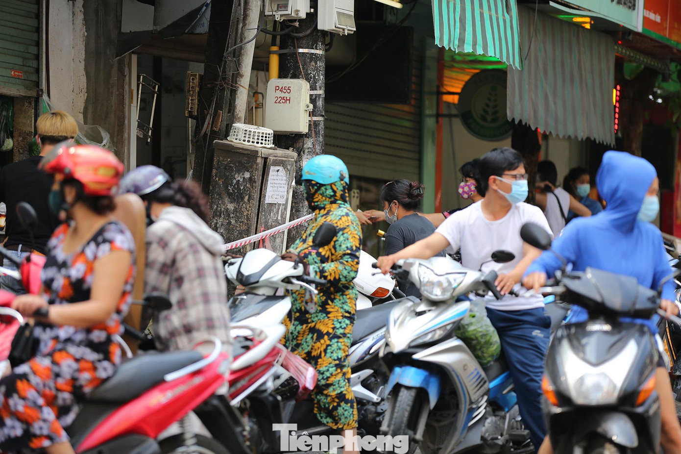 Nhiều người đứng tập trung đông mua bán trước quầy hàng, đến khi lực lượng chức năng xuất hiện nhắc nhở họ mới tạm thời giãn cách.