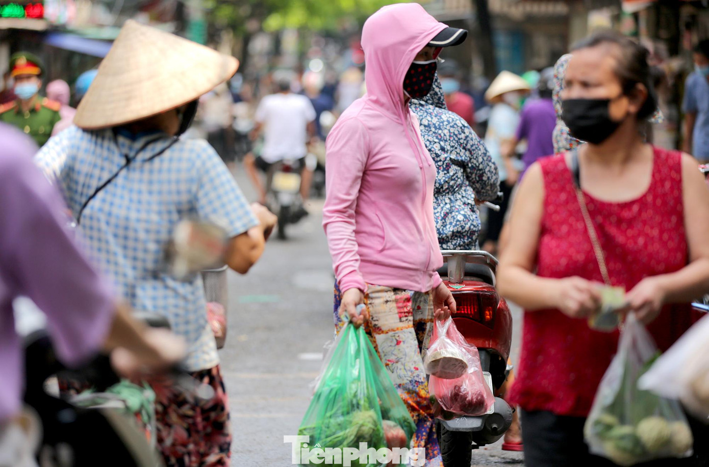 Tuy nhiên số lượng người đổ dồn đi chợ sáng nay nên khoảng cách tối thiểu 2m không được đảm bảo.
