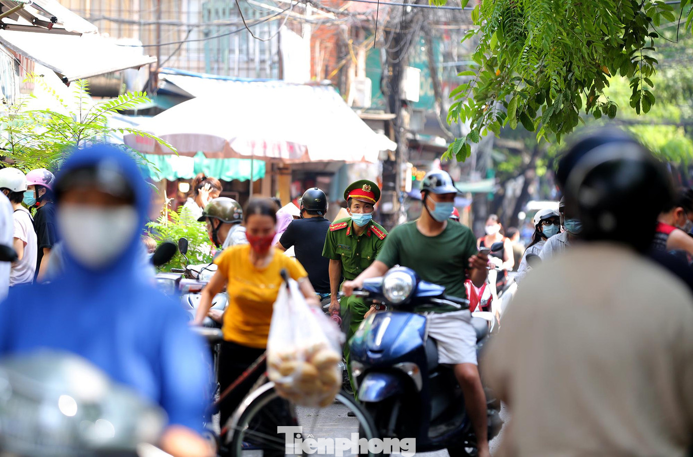 Lực lượng chức năng liên tục phải tuần tra bắc loa nhắc nhở người dân giãn cách tối thiểu 2m, không tu tập đông người.