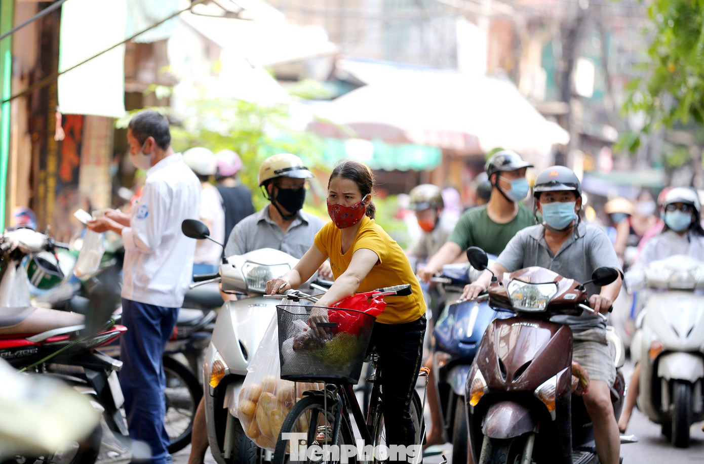 Theo ghi nhận nhanh của phóng viên báo Tiền Phong, hầu hết người dân đều đeo khẩu trang đầy đủ nhưng với số lượng người quá đông khi đi mua bán cùng 1 thời điểm, việc giãn cách 2m không được đảm bảo.