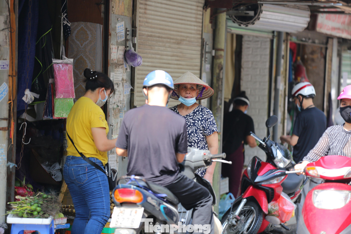 Một số người dân còn có tâm lý chủ quan không đeo khẩu trang khi đi chợ sáng nay.